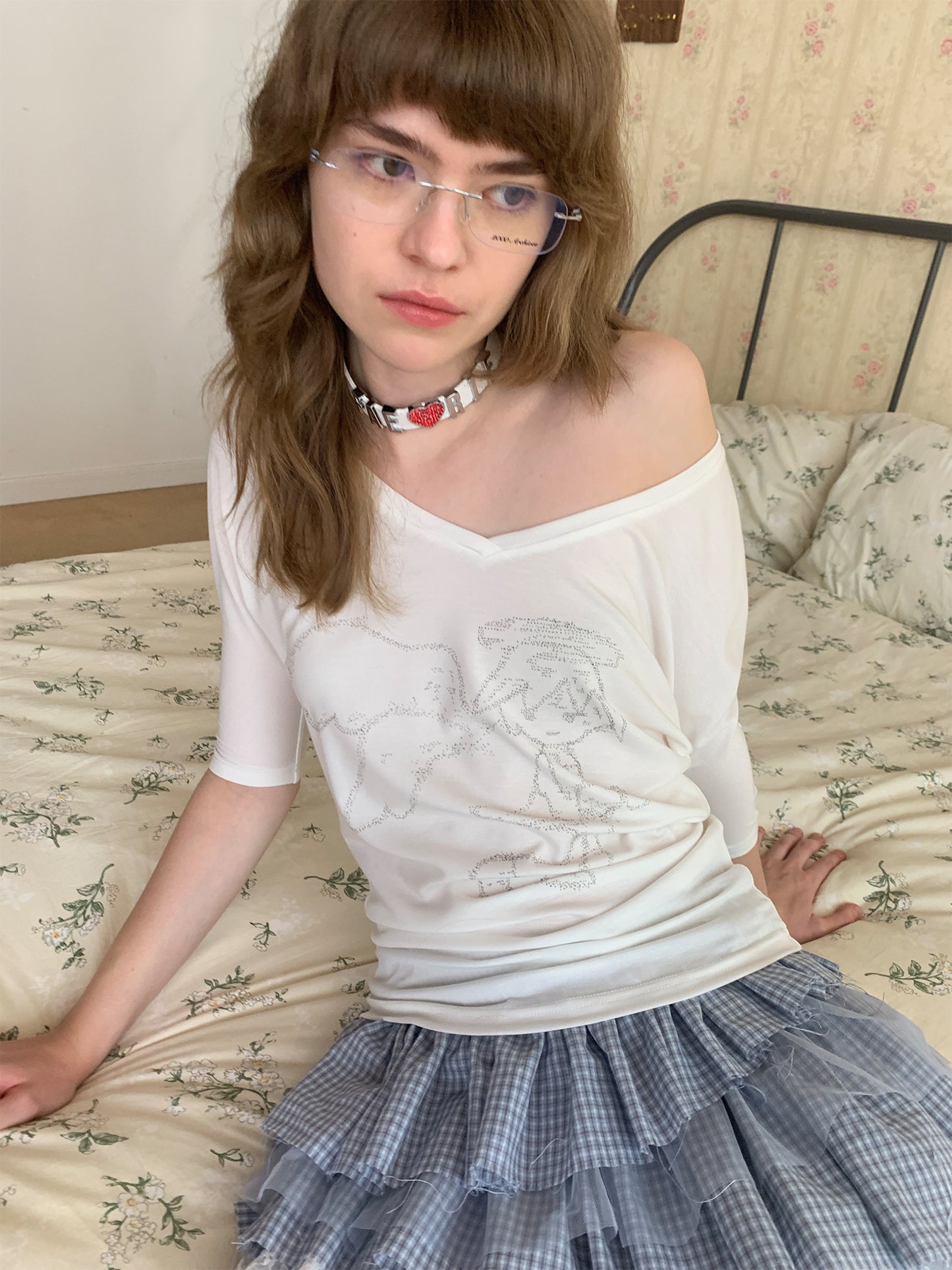 [A001044]Be Your Angel Graphic V-Neck Top