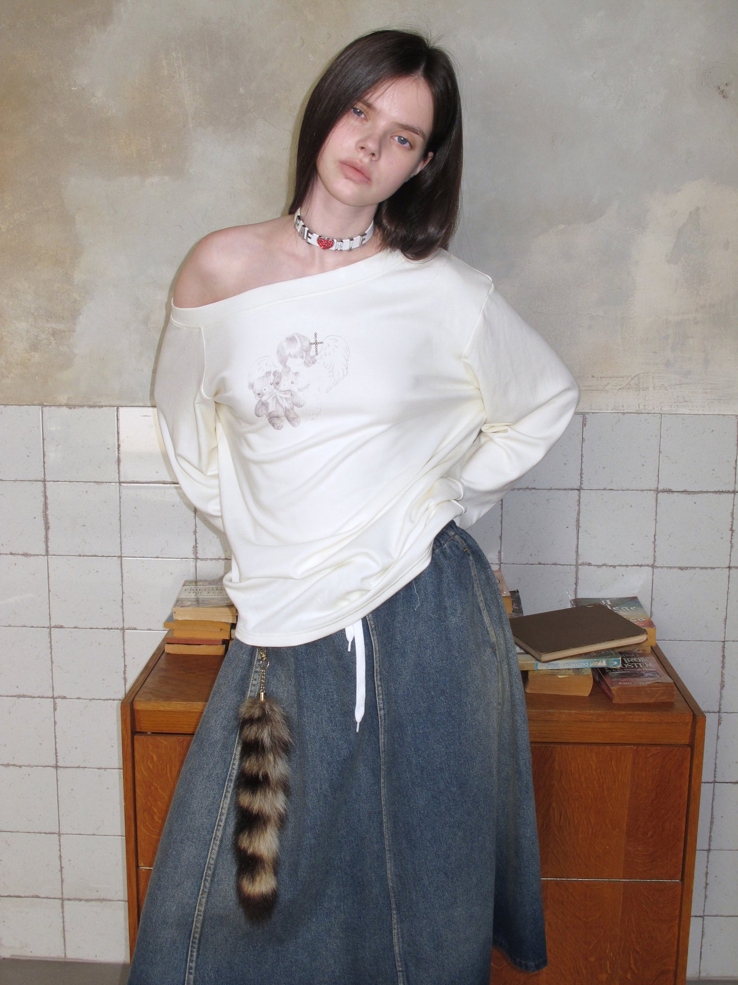 [A001050]Off-Shoulder Slouchy Mid-Length Printed Tee